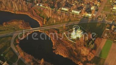 白俄罗斯戈梅尔地区多布里斯区，克鲁斯区。 阳光下圣<strong>三位</strong>一体的古老木制东正教教堂的鸟瞰图
