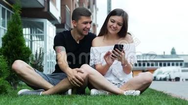 <strong>快乐</strong>的一对夫妻在草地上玩手机，<strong>上网</strong>购物，冲浪