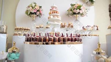 在婚宴上向客人提供各种水果、<strong>饮料</strong>、甜糕点和<strong>纸杯</strong>蛋糕。