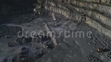 砂桩和破碎设备采石场的俯视图，用于花岗岩和建筑材料的<strong>开采</strong>