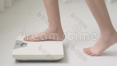 女子腿法生活方式活动测量体重秤，赤脚，女孩苗条体重减轻