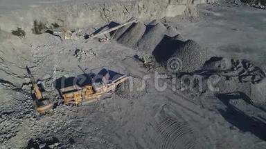 砂桩和破碎设备采石场的俯视图，用于花岗岩和建筑材料的开采