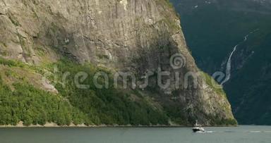 挪威，吉兰格福乔德。 旅游船轮渡船在春季夏季穿越盖朗格夫乔登水域