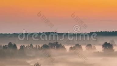 神奇的日出越过薄雾景观。 雾状的早晨天空，<strong>太阳</strong>升起在薄雾森林和<strong>河流</strong>之上