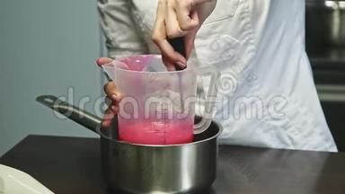 在塑料桶中慢慢搅拌自制的粉红色液体釉