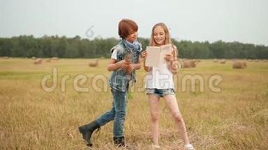 十几岁的<strong>男孩</strong>和女孩在干草堆上阅读关于收获田野的书。 快乐的女孩和<strong>男孩</strong>在<strong>看书</strong>