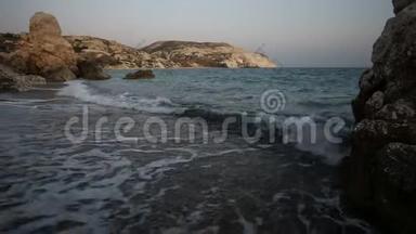 海浪翻滚到阿芙罗狄蒂海滩的岸边