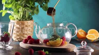 玻璃茶壶视频高清中加入草药茶