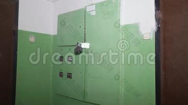 电气箱绿色门的正面视图，上面有黑色的锁。 俄罗斯造得<strong>很</strong>差的物体。 侧视图