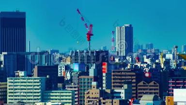 东京大楼顶部移动起重机的延时长镜头淘洗