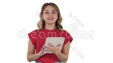 主持人女士穿着红色t恤，拿着平板电脑翻页，在白色背景下与相机交谈。