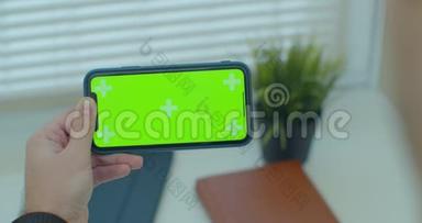 一只<strong>手握</strong>着一部移动电话，<strong>手握</strong>着一个垂直绿色屏幕的chroma关键智能<strong>手</strong>机技术。