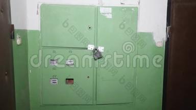 电气箱绿色门的正面视图，上面有黑色的锁。 俄罗斯造得<strong>很</strong>差的物体。 正面观点