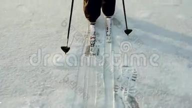 一个女人滑雪很<strong>经典</strong>。 <strong>冬季</strong>滑雪。 雪地特写镜头上有滑雪板的腿。