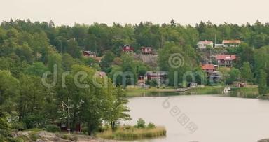 夏季多云天气，岛上海岸的瑞典木制桑拿木屋