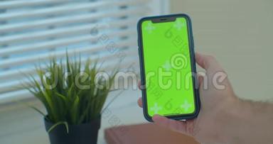 人使用垂直智能手机与绿色屏幕。 男人用手机`手的特写镜头。 铬<strong>钥匙</strong>。 快<strong>关门</strong>。