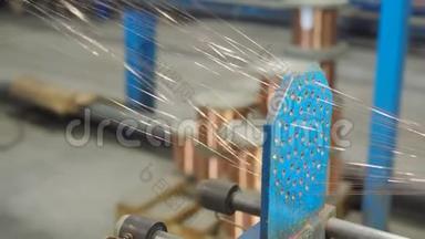 在电缆生产厂拉铜线的过程.. 细股铜丝被编织成一条线