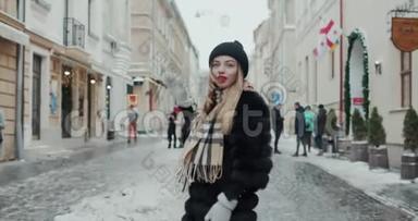 穿着红色嘴唇的黑色皮衣衣的女人在一个城市的街道上，看着镜头微笑