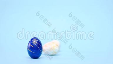 复活节彩蛋滚滚，互相敲着蓝桌<strong>子</strong>.. <strong>鸡蛋</strong>时髦的彩色经典蓝色，白色和金色。 快乐