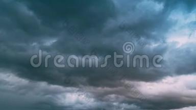 雨前的天空，雨云在地平线上。 <strong>天气预报</strong>概念。 时间流逝，时间流逝，时间流逝。
