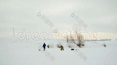 渔民在冬季捕鱼。 冬天的渔民在多云天气的湖面上。
