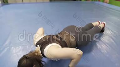 女孩用拳头从地板上推出来