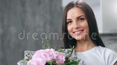 可爱的可爱女士的肖像，完美的皮肤，摆着嫩玫瑰和草本植物的味道特写