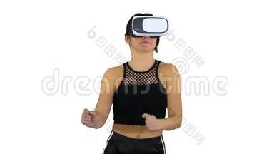 快乐微笑的年轻女孩使用<strong>VR</strong>耳机眼镜<strong>玩</strong>舞蹈游戏第一次在白色背景。
