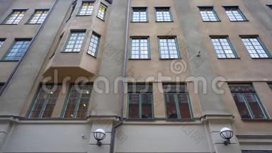 <strong>旧城区</strong>欧洲街道上的公寓楼。 斯堪的纳维亚的窗户。