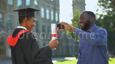 微笑爸爸制作智能手机视频快乐毕业儿子与文凭，活动