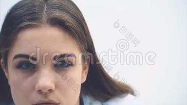 可爱的女治疗师靠在相机上，用怀疑和<strong>刺耳</strong>的眼神检查它，扬起眉毛。 龙龙