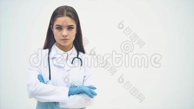 年轻的女医生穿着医疗服，凝望镜头，表情凝重，摆出姿势，她