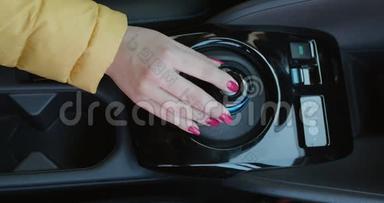 车内司机按下自动停车按钮.. 智能技术。 电动车停放移位器.. 汽车按钮