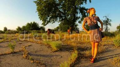 在夕阳西下的乡村夏日里，乡村女牛仔们手牵着手站在牧场上