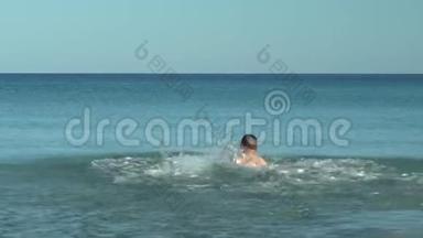 一个年轻人<strong>跑到</strong>海里摔倒了。 在地中海游泳的人。 在海上休息。 玩得开心