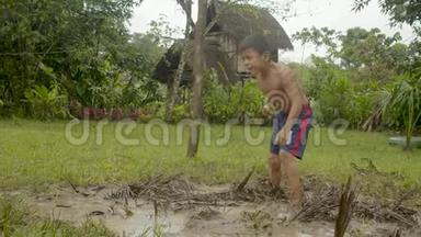 一个土著小男孩正在农村<strong>足球场上踢球</strong>