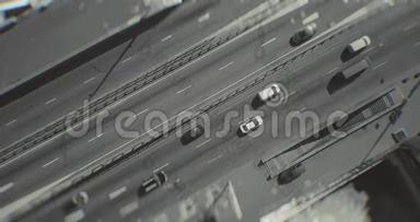阳光明媚的一天，一架无人机在高速公路上与汽车一起飞行。 带有模糊效果的黑白视频