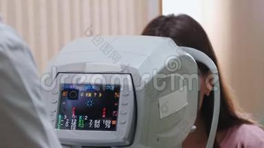 眼科治疗-一名医生使用特殊设备检查视力-分析