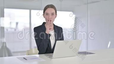 一位忙碌的年轻女商人在办公室里戴手指