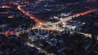 格罗德诺，白俄罗斯。 鸟瞰`Hrodna城市景观天际线。 夜间交通