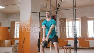 <strong>室内运动</strong>训练-一个英俊的男子蹲在他的手中的重量