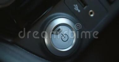 按下蓝色电源点火按钮启动停止无钥匙点火混合动力或电动汽车