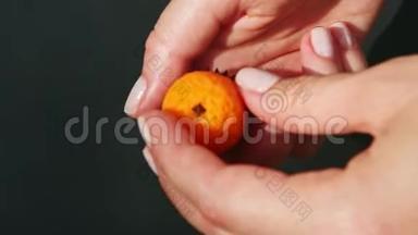上景<strong>特写双手</strong>将橙色形状的杏仁糖放在棕色的展台上