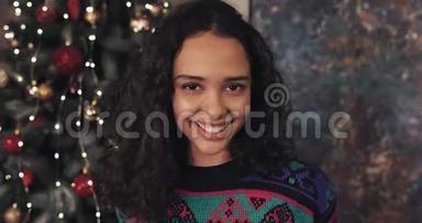 年轻漂亮的布鲁内特小姐微笑着微笑着站在圣诞树旁，微笑着看着