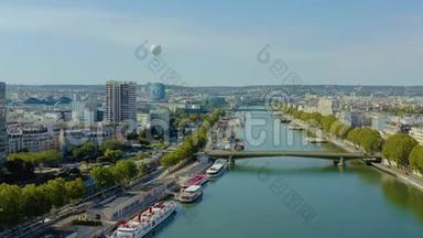 巴黎，法国-五月，2019年：航空无人机观历史城市中心的河岸塞纳河。