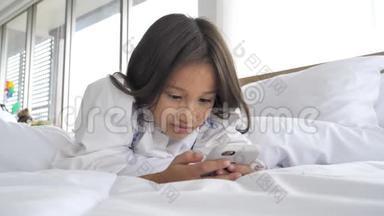 可爱的高加索女孩看智能手机<strong>观看</strong>在线<strong>视频</strong>或社交媒体。 技术和生活方式理念.. 放松
