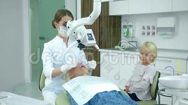 牙医用牙科设备看女人的牙齿