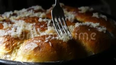 叉放新鲜切碎的大蒜.. 美味的新鲜自制烘焙糕点，上面有新鲜大蒜。 乌克兰面包