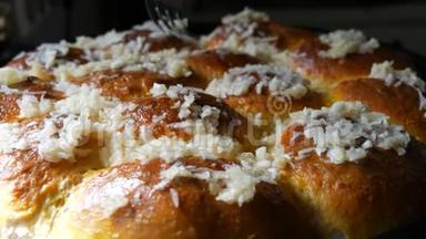 叉放新鲜切碎的大蒜.. 美味的新鲜自制烘焙糕点，上面有新鲜大蒜。 乌克兰面包