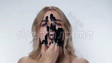 迷人的金发女孩<strong>应用</strong>化妆面具环境污染。 黑油。